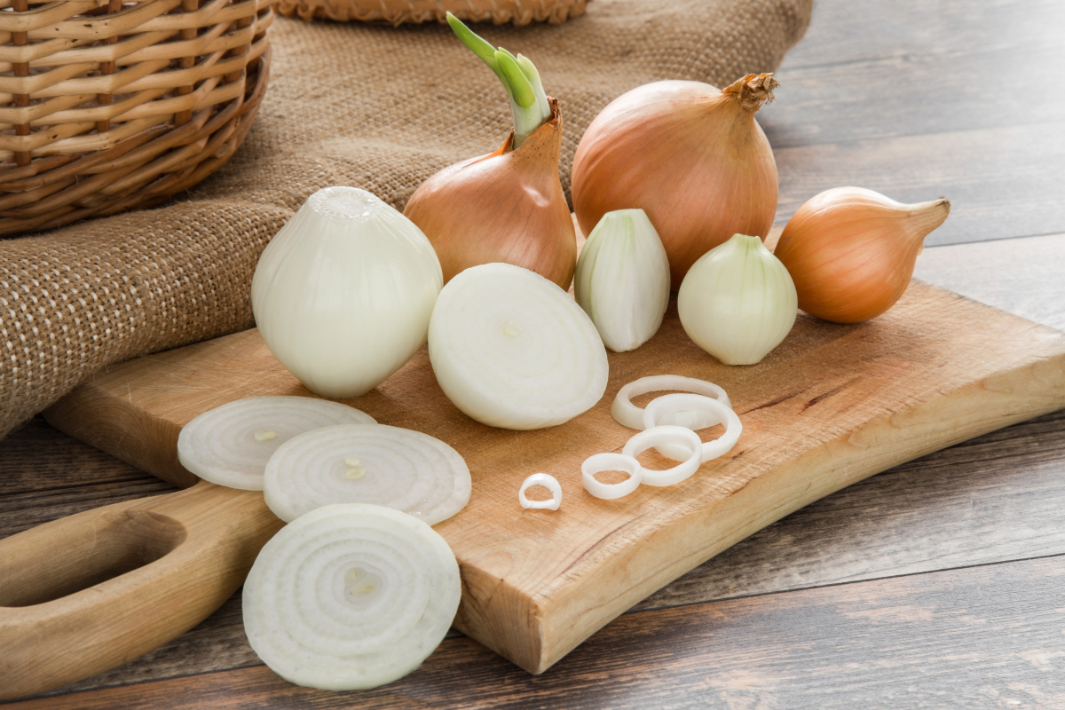 White,Onions,On,The,Wooden,Board,In,The,Kitchen.,Healthy