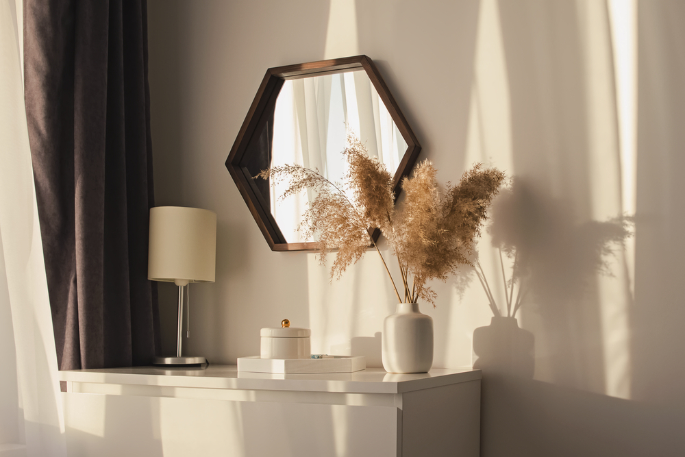 Pampas,Grass,In,Vase,On,The,Dresser