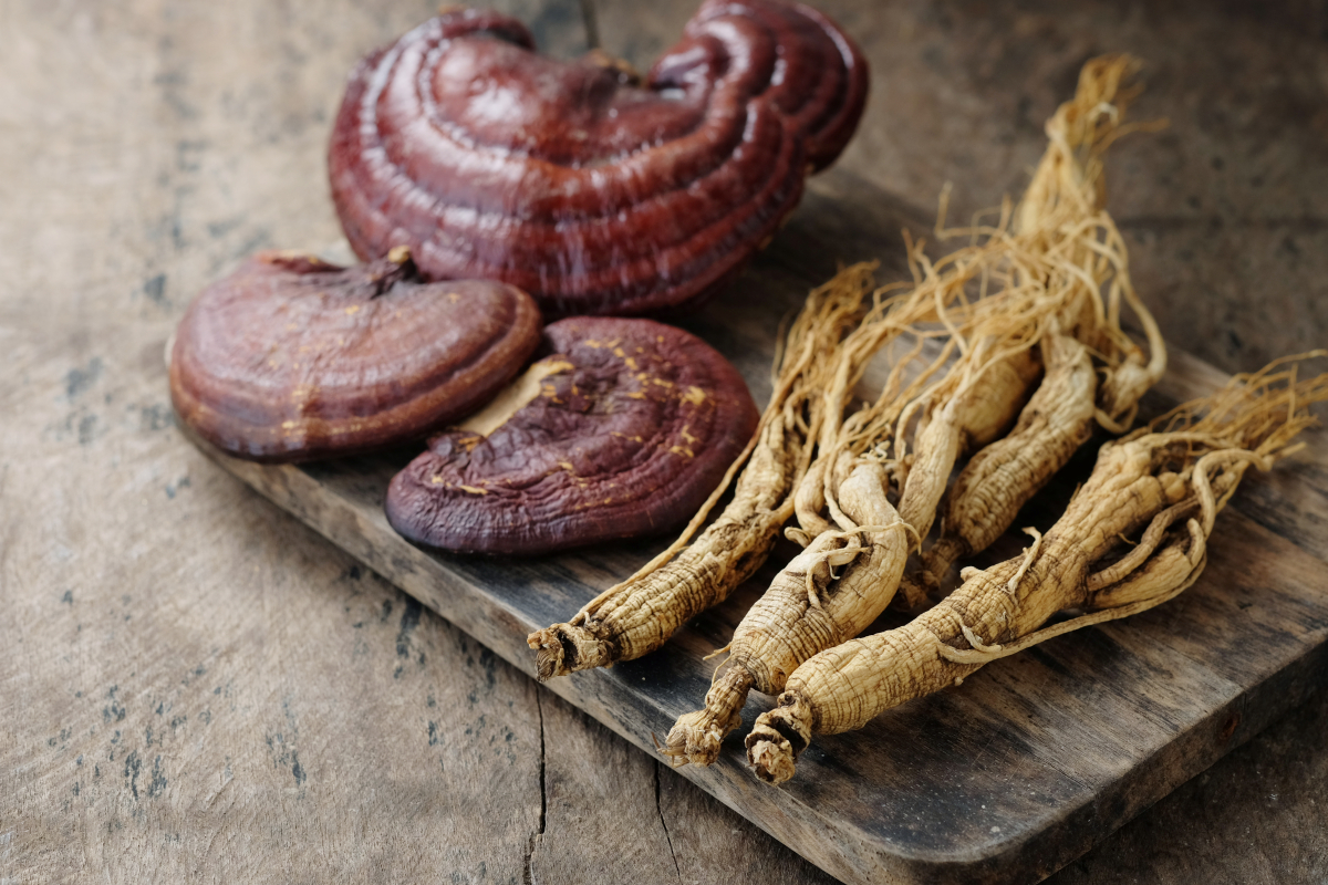 Ginseng,With,Ganoderma,Lucidum,Mushroom,On,A,Wooden,Table.natural,Medicine.