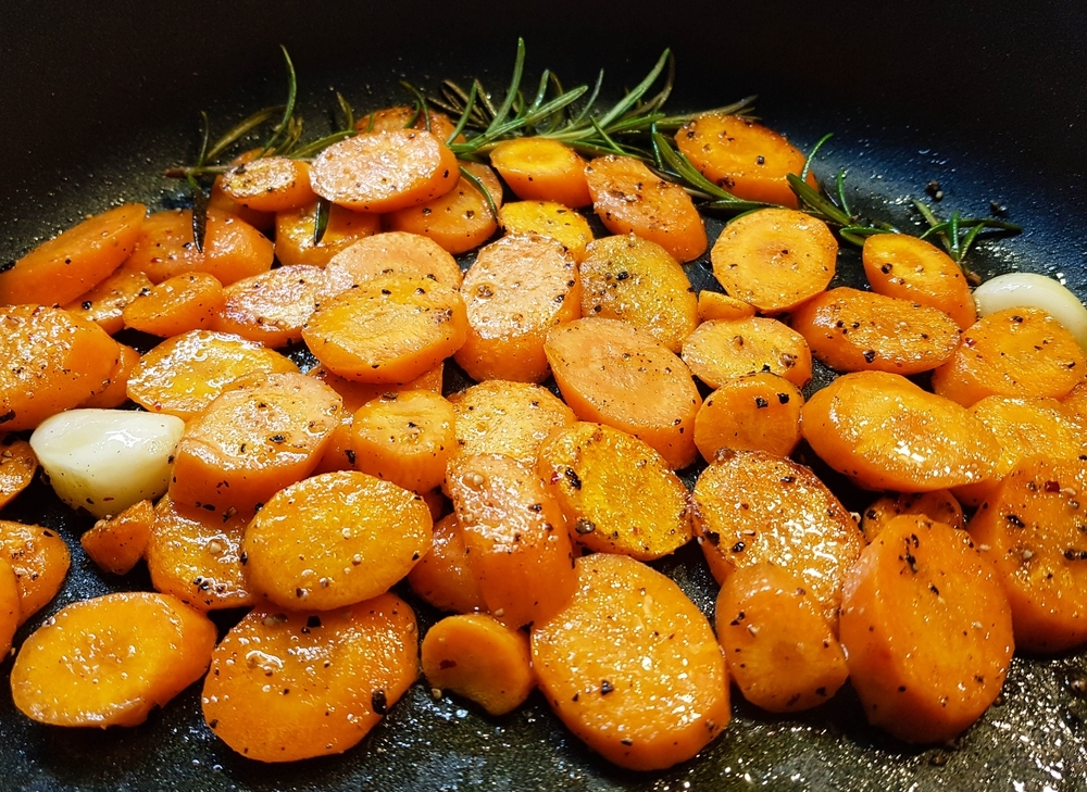 Sliced,Root,Vegetables,And,Garlic,In,A,Frying,Pan