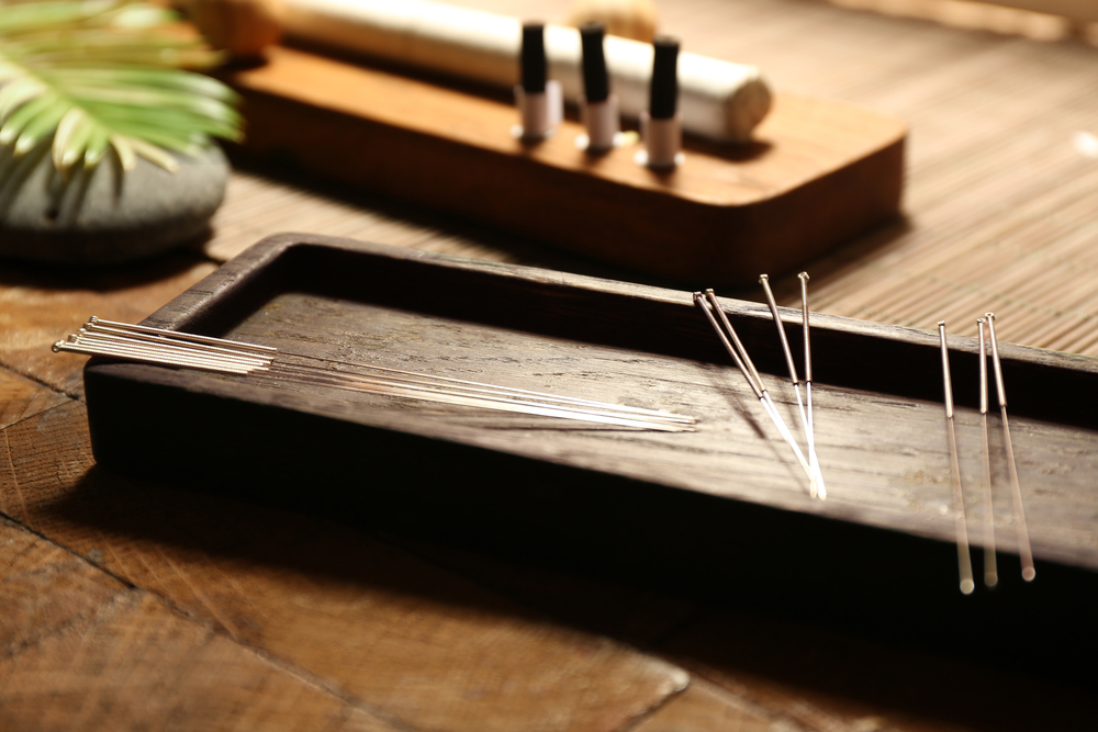 Acupuncture,Needles,On,Wooden,Table