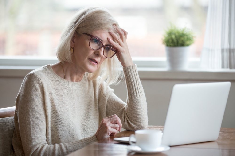 Thoughtful,Confused,Mature,Business,Woman,Concerned,Thinking,About,Online,Problem