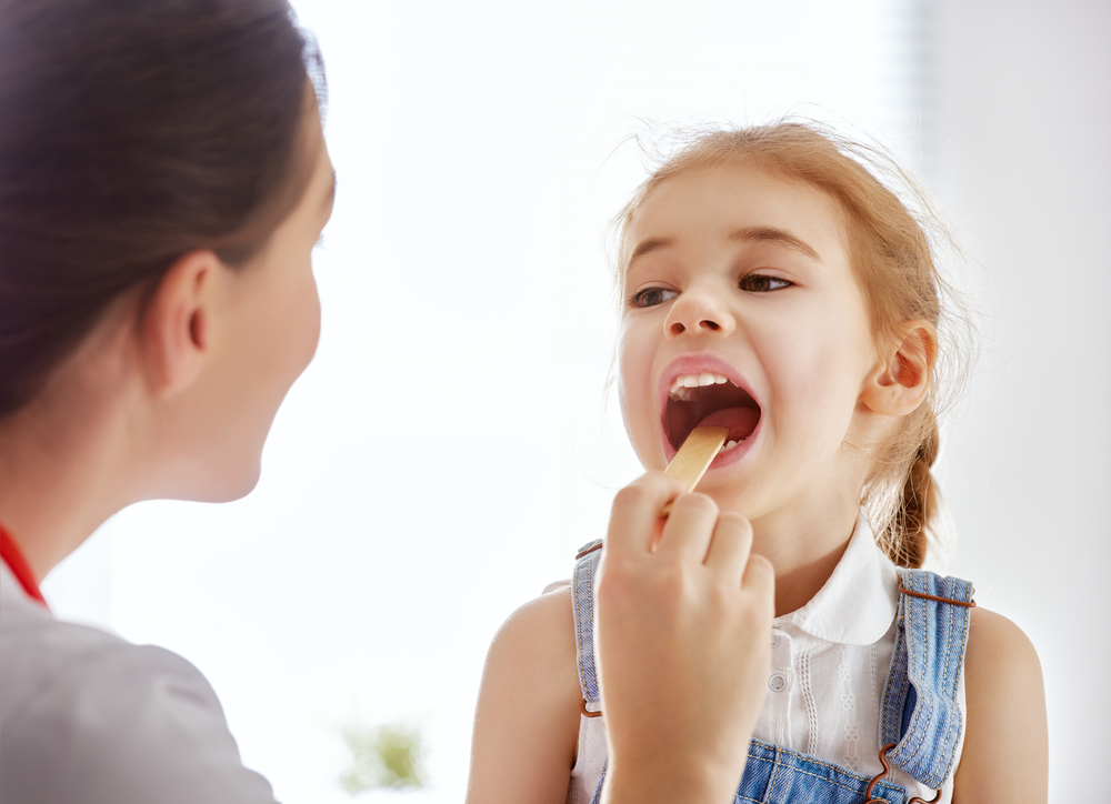 Doctor,Examining,A,Child,Girl,In,A,Hospital