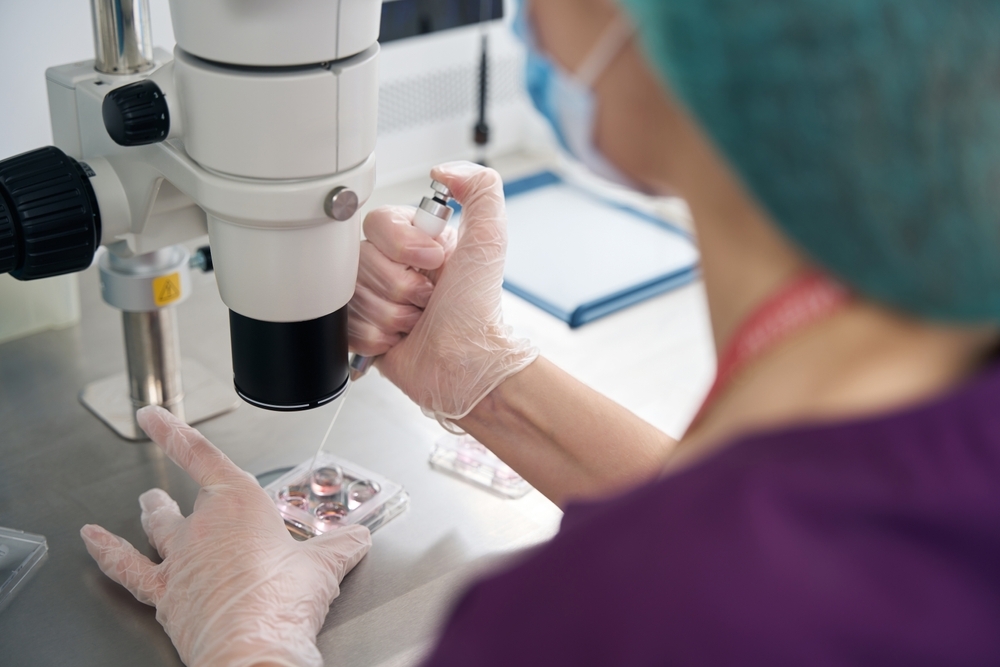Embryologist,Examinesbiomaterial,Collected,In,Embryo,Blocks,Under,Microscope