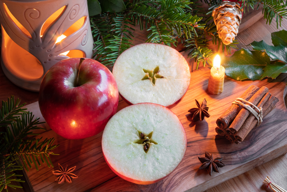 Christmas,Decoration,With,Apples,Cut,In,Two,Halves,With,A