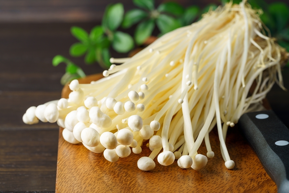 Enoki,Mushroom,On,Wooden,Table