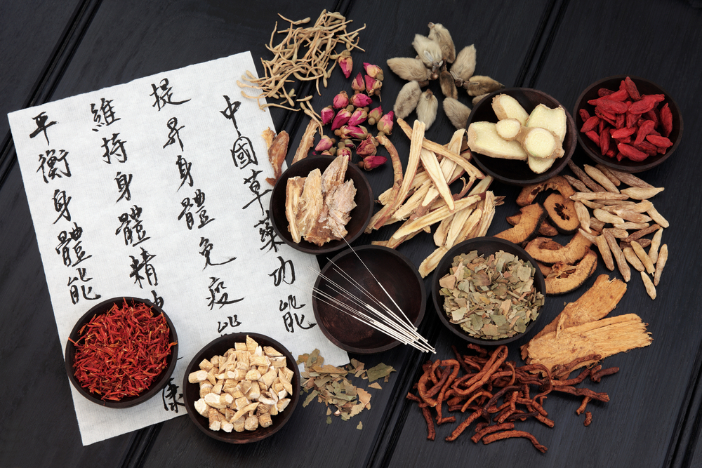 Acupuncture,Needles,With,Chinese,Herbal,Plant,Medicine,Selection,With,Calligraphy