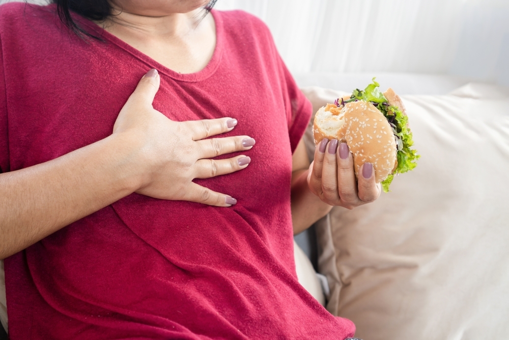 Woman,Having,Gastroesophageal,Reflux,Disease,After,Eating,A,Burger