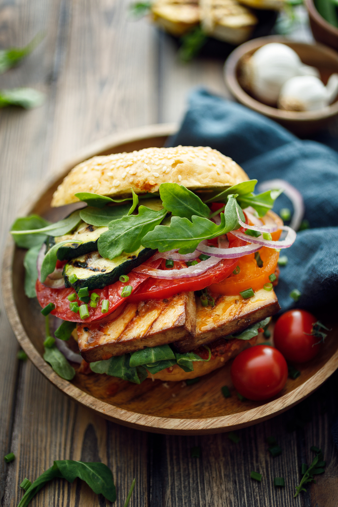 vegansky-burger-s-rajcaty-a-cuketou
