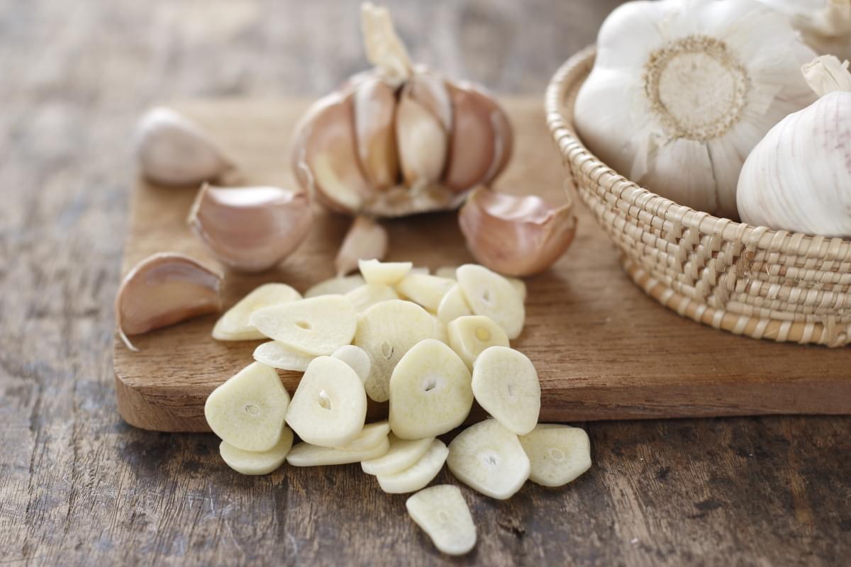 Sliced,Garlic,,Garlic,Clove,,Garlic,Bulb,In,Wicker,Basket,Place