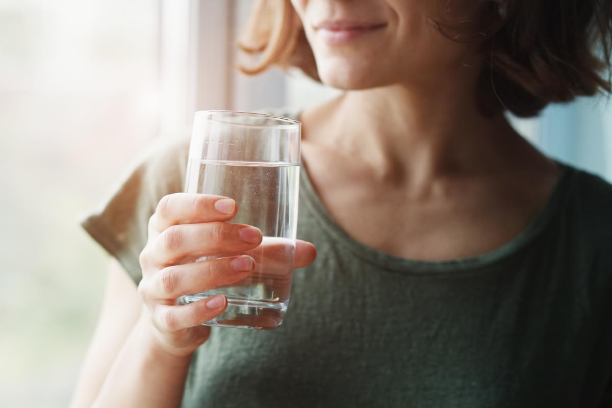 Healthy,Beautiful,Young,Woman,Holding,Glass,Of,Water