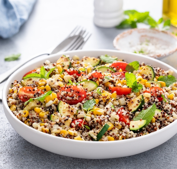 Tepl quinoa salt se zeleninou a bylinkami