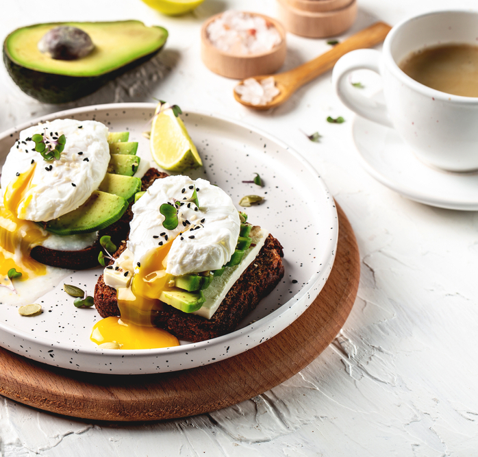 Toast savokdem, mozzarellou a zastenm vejcem