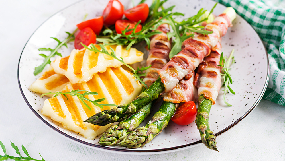 Chest ve slanin s grilovanm srem halloumi a cherry rajtky