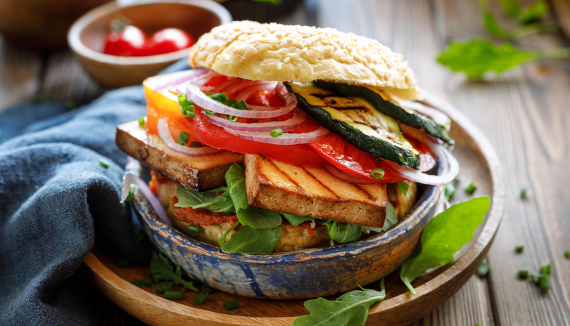 Vegansk burger s grilovanm tofu, cuketou a rajaty