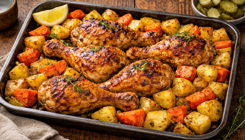 Ku�e na medu s ho��ic� a pe�en�mi brambory s mrkv� 